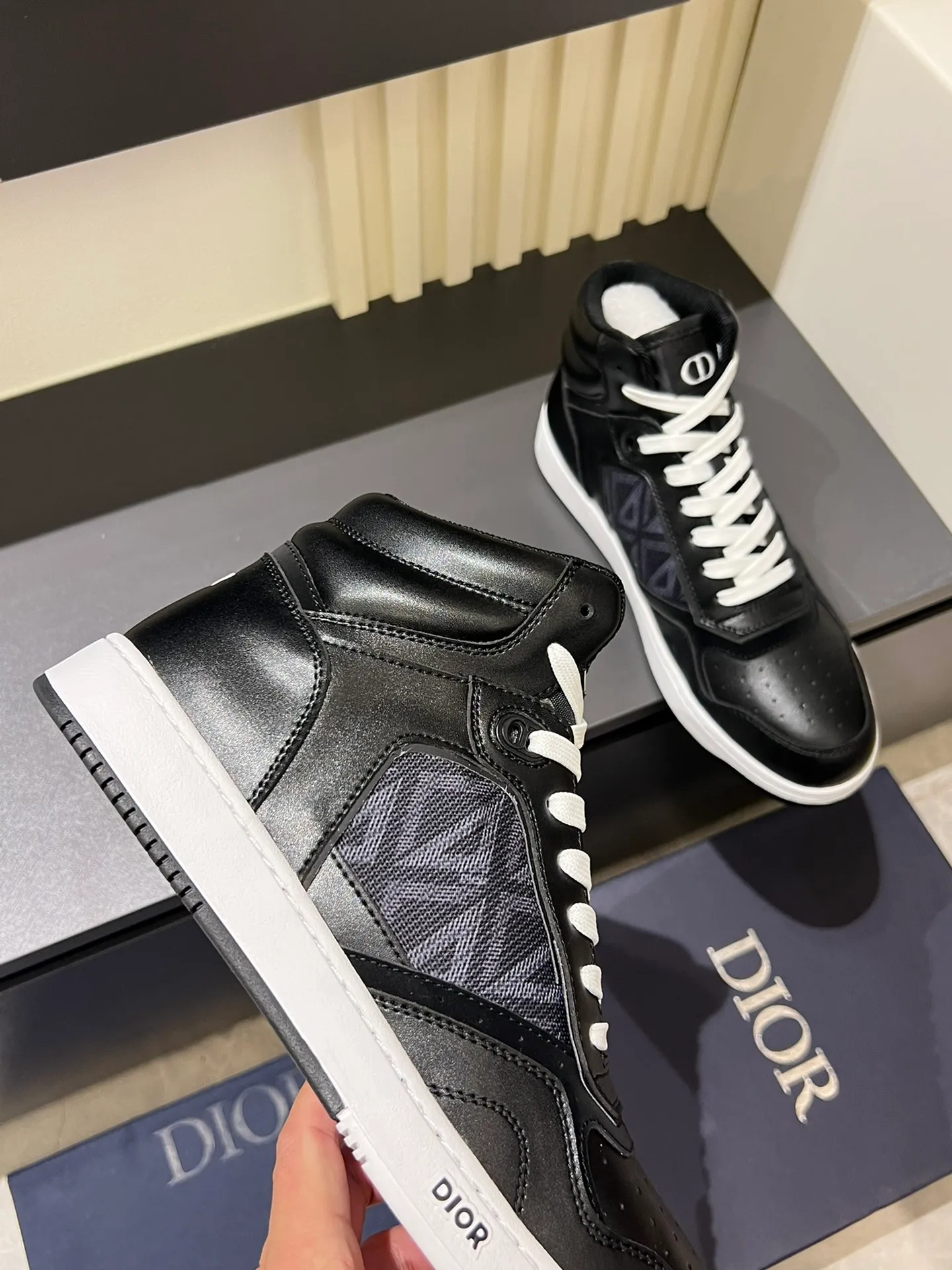 Men's shoes 💰p460 "Dio*" mid-top B27 casual sneakers. This B27 high-top sneaker is a new product in the series and continues Di*r's classic style. Crafted from gray and white smooth calf leather with beige and black Oblique print panels on the sides. The "CD Icon" shaped shoelace eyelets are clever and delicate, and the two-color rubber sole, rear collar and heel are all equipped with the brand's iconic details to enhance the style. Oblique printed straps at the ankle allow for an adjustable fit to complement the overall design. Fashionable and versatile, it can complement any look. Create an exquisite design with unique dynamic vitality and modern atmosphere, presented in low-top and high-top styles. This new must-have shoe adds a new dimension to Dior's archive heritage, embodying modern elegance. Purchase the original version and make it 1:1. If you need top quality, please come to me! Male 38-44!